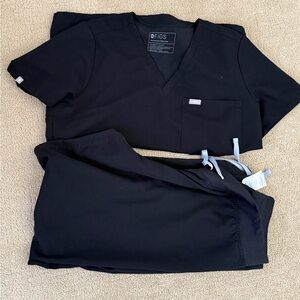 FIGS Black Scrub Set